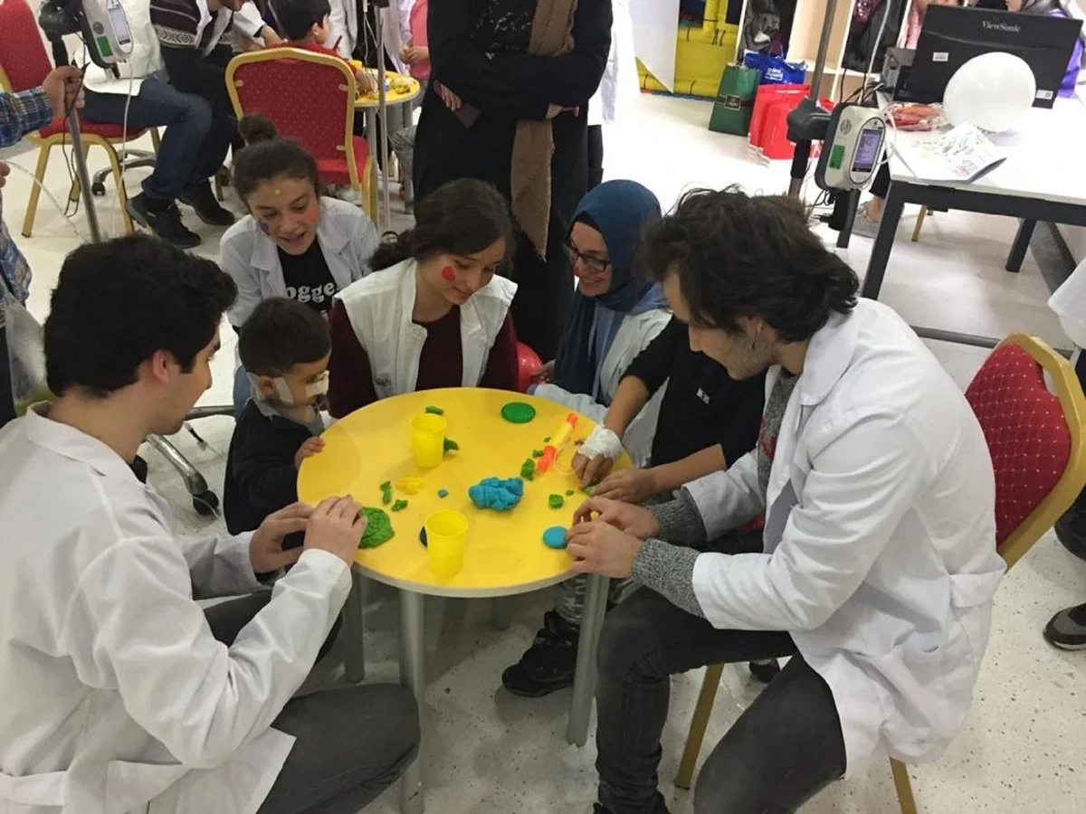 23 Nisan’da Çocukların Yüzünü Güldürüyoruz